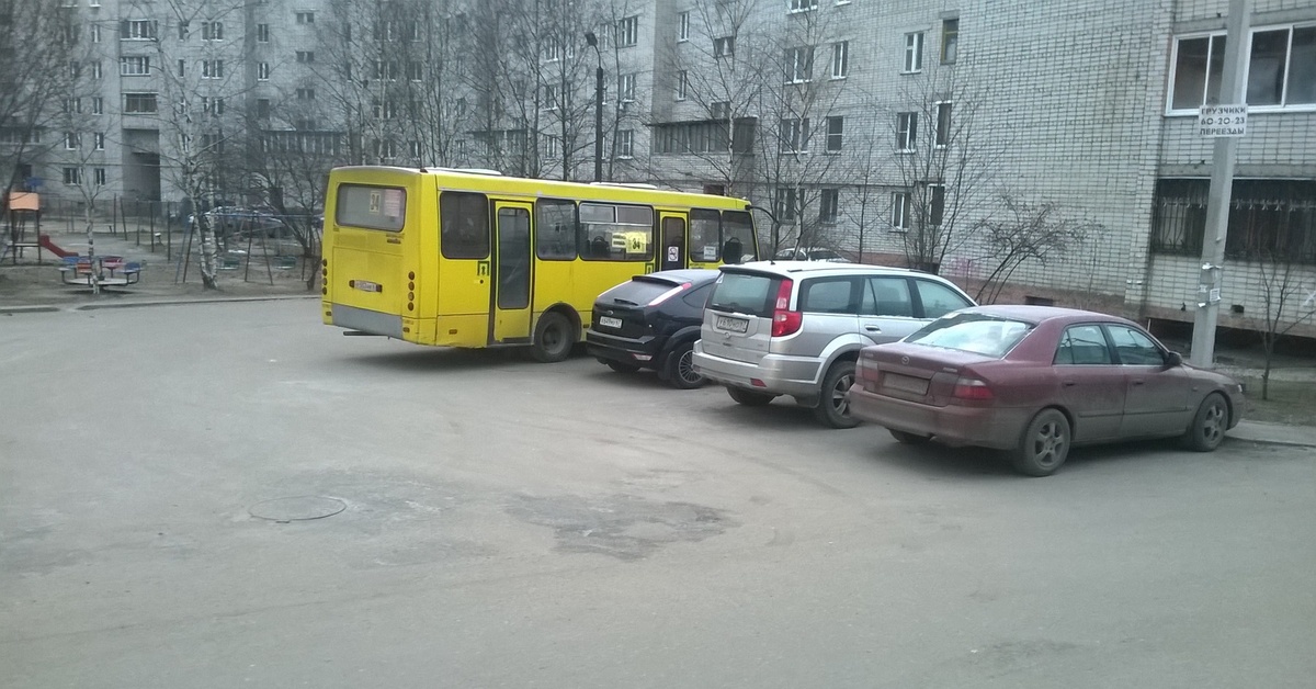 Автобус двор. Автобус во дворе. Маршрутки паркуются во дворе. Автобус во дворе жилого дома. Задний двор автобусного парка.