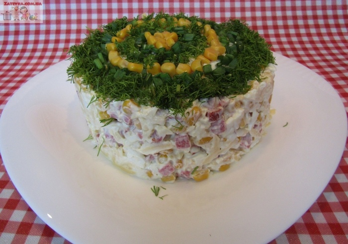 Салат с копченой колбасой и кукурузой