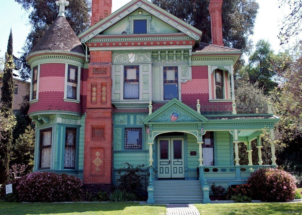 Colorful houses. Дом в стиле королевы Анны Лос Анджелес. Дом в викторианском стиле Лос Анджелес. Разноцветный дом.