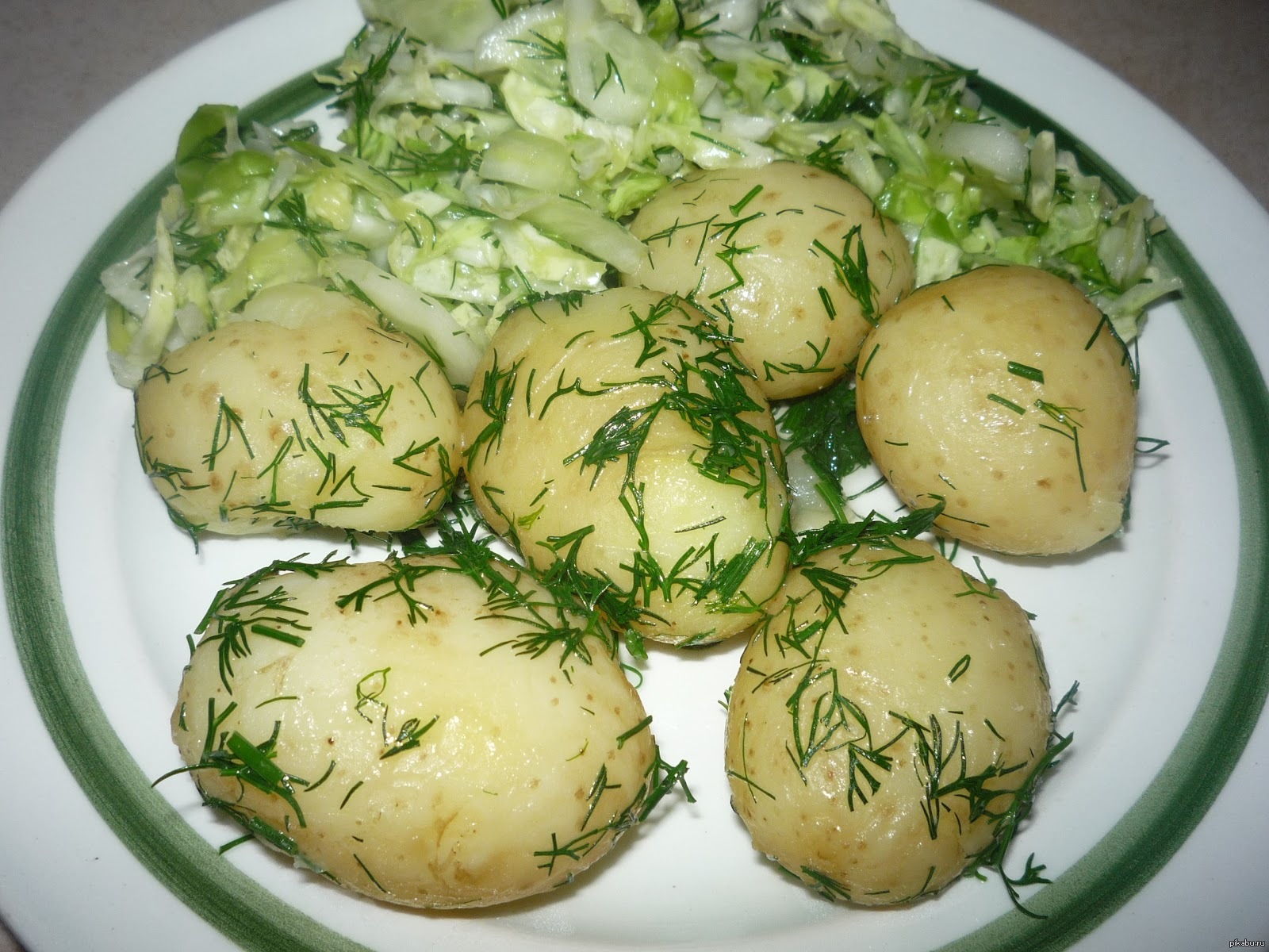 Картошку без укропа. Вареная картошка. Картофель с зеленью. Картошечка с укропом. Картофель отварной.
