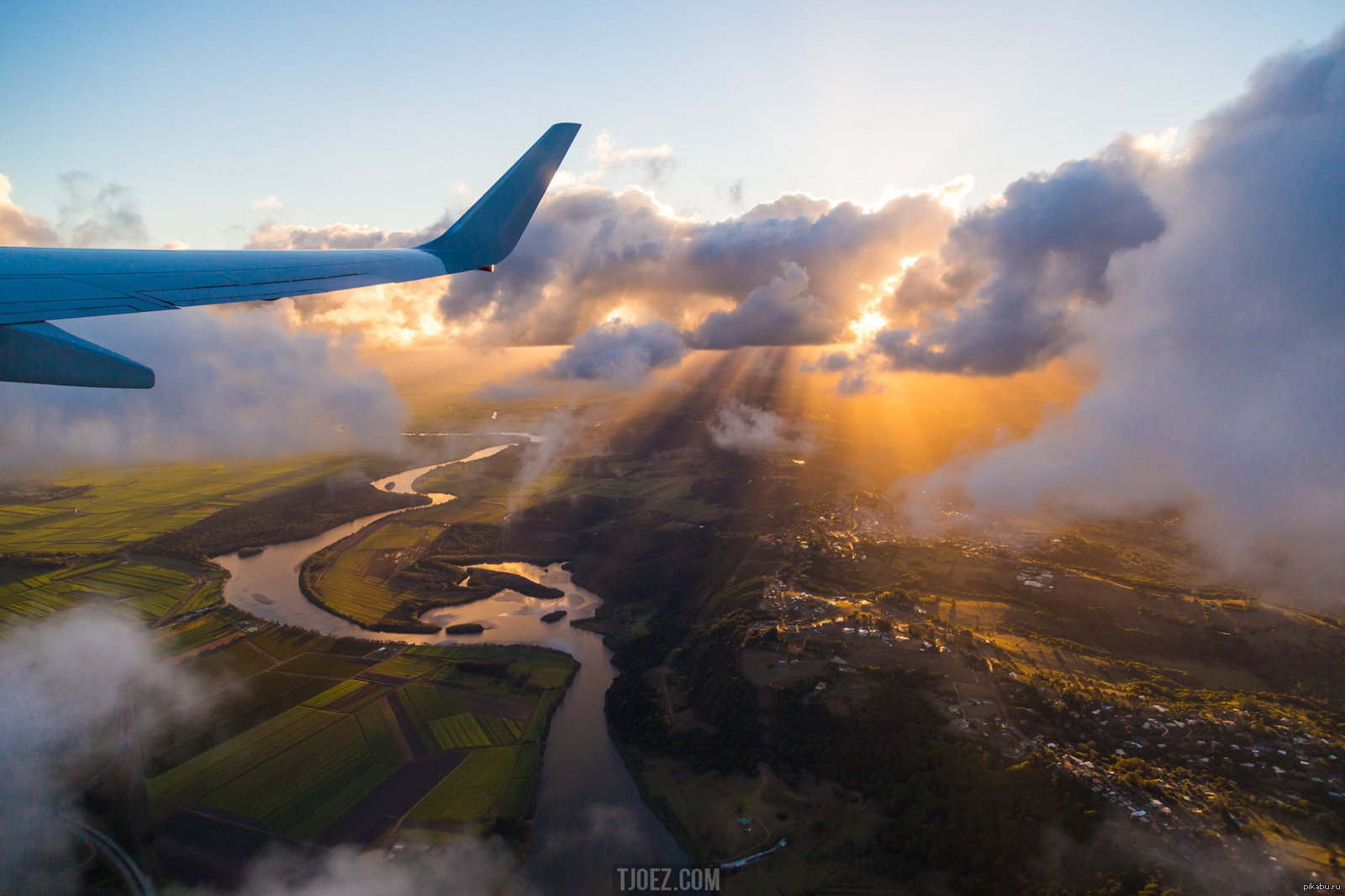 Cloud flight. Красивый вид с самолета. Вид с самолета на облака. Крыло самолета в облаках. Пейзаж с самолетом.