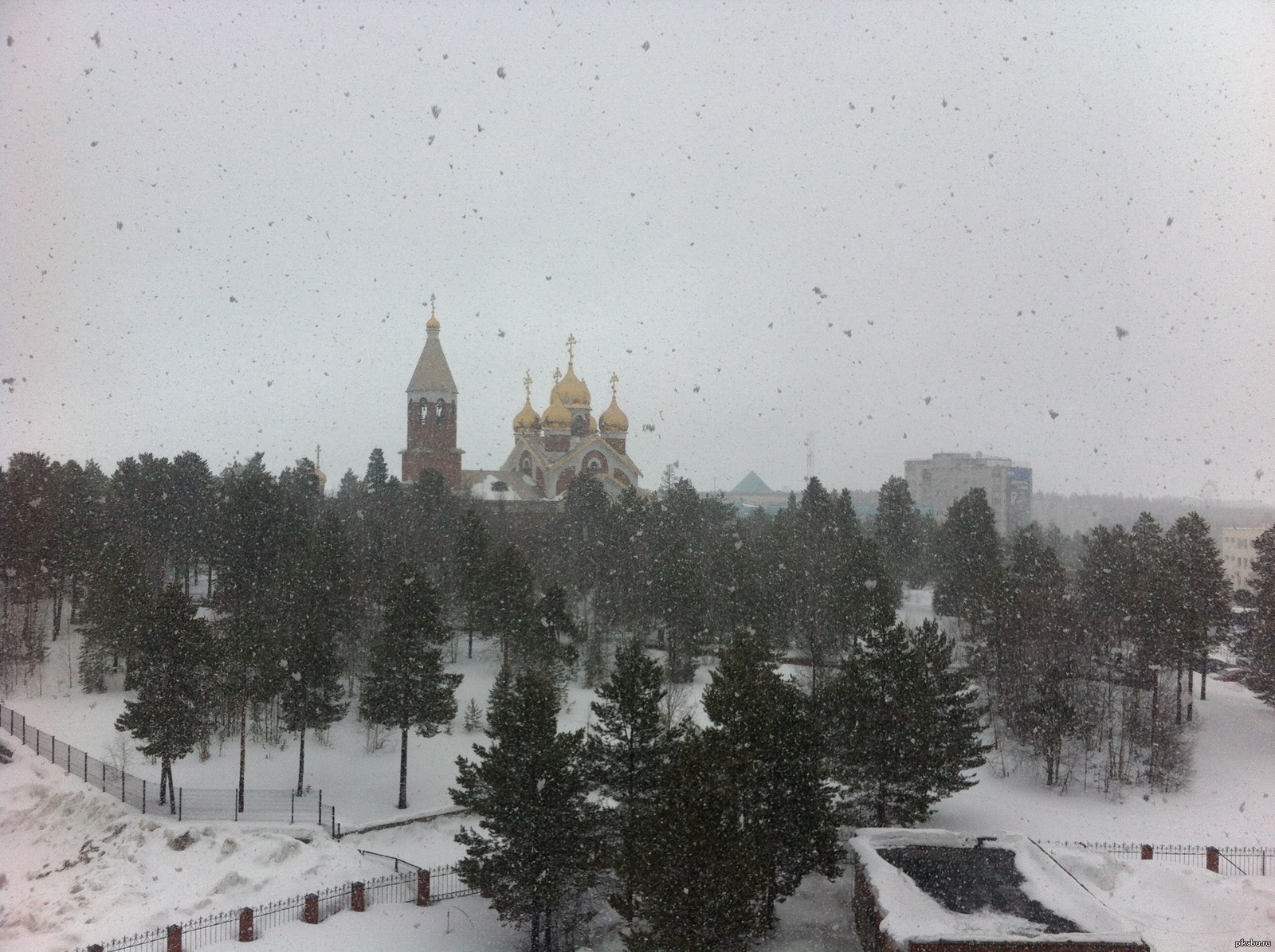 Все выкладывают фото своего заснеженного города. Почему бы и мне это не  сделать. г.Ноябрьск, вид из окна. 25.03.2014. | Пикабу