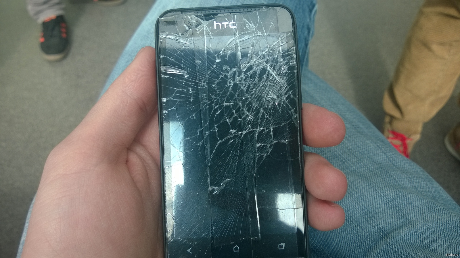 Какой телефон не разбивается. Сломанный смартфон. Разбитый телефон. Разбитые телефоны. Бракованные смартфон.