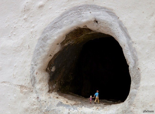 Свежие дырочки. Пещера с отверстием. Большая дырка. Пещера с дыркой. Огромная дыра в пещере.