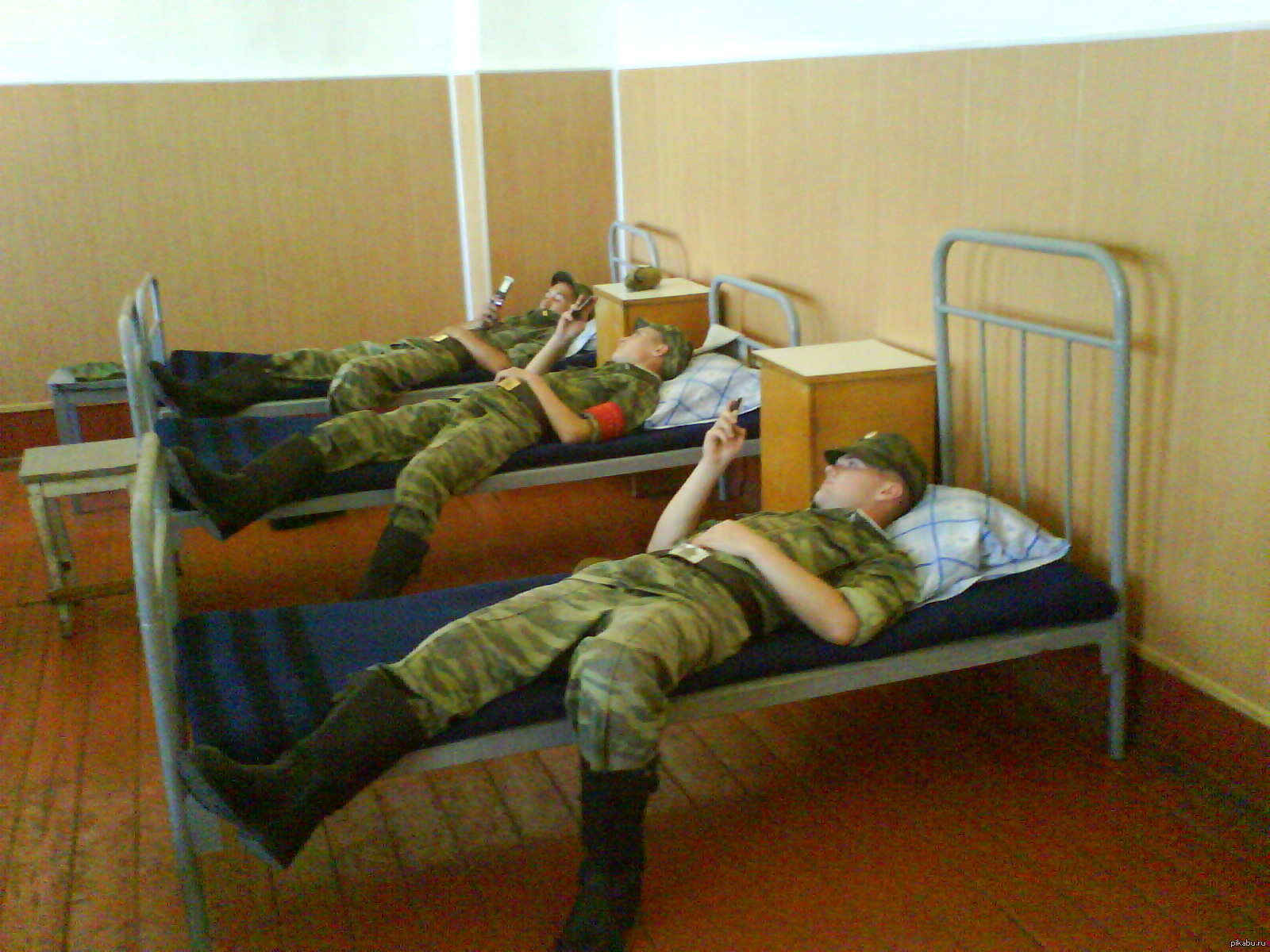 Солдаты в казарме