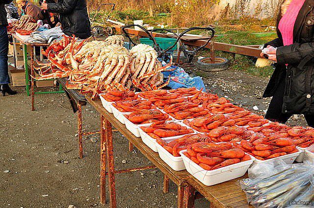 Поехать на сахалин. Сахалин рынок краб Взморье. Поселок Взморье Сахалинская область рыбный рынок. Рыбный рынок Камчатка.