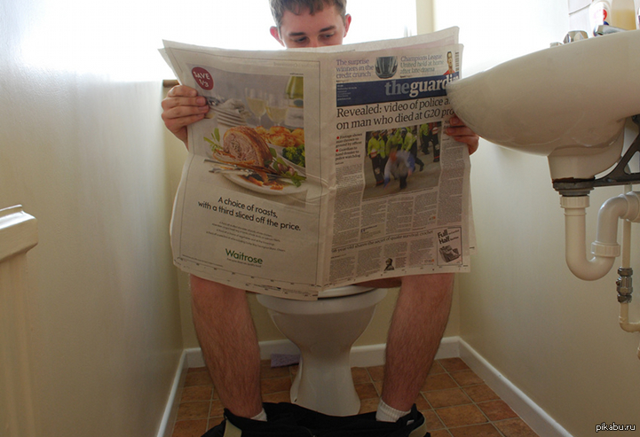 День похода в туалет. Газета в туалете. Человек на унитазе с газетой. Туалетную бумагу в унитаз.