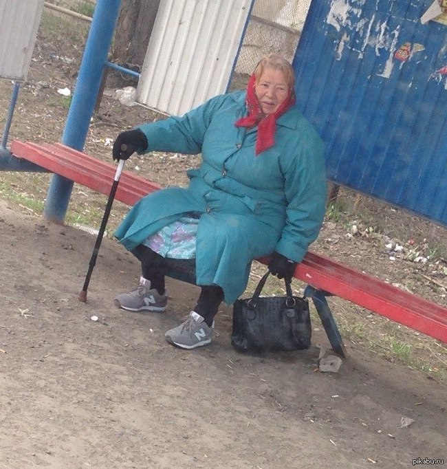 Толстую бабушку мальчик. Старушка на остановке. Бабка сидит на остановке. Бабушки на лавочке.
