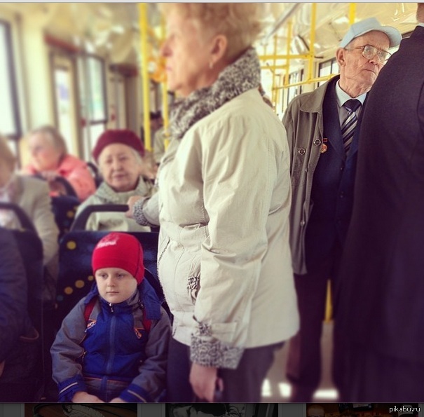 Пропусти бабушку. Не уступают место в транспорте пожилым. Бабушке не уступают место в транспорте. Не уступил место в автобусе. Дети уступают место в транспорте.