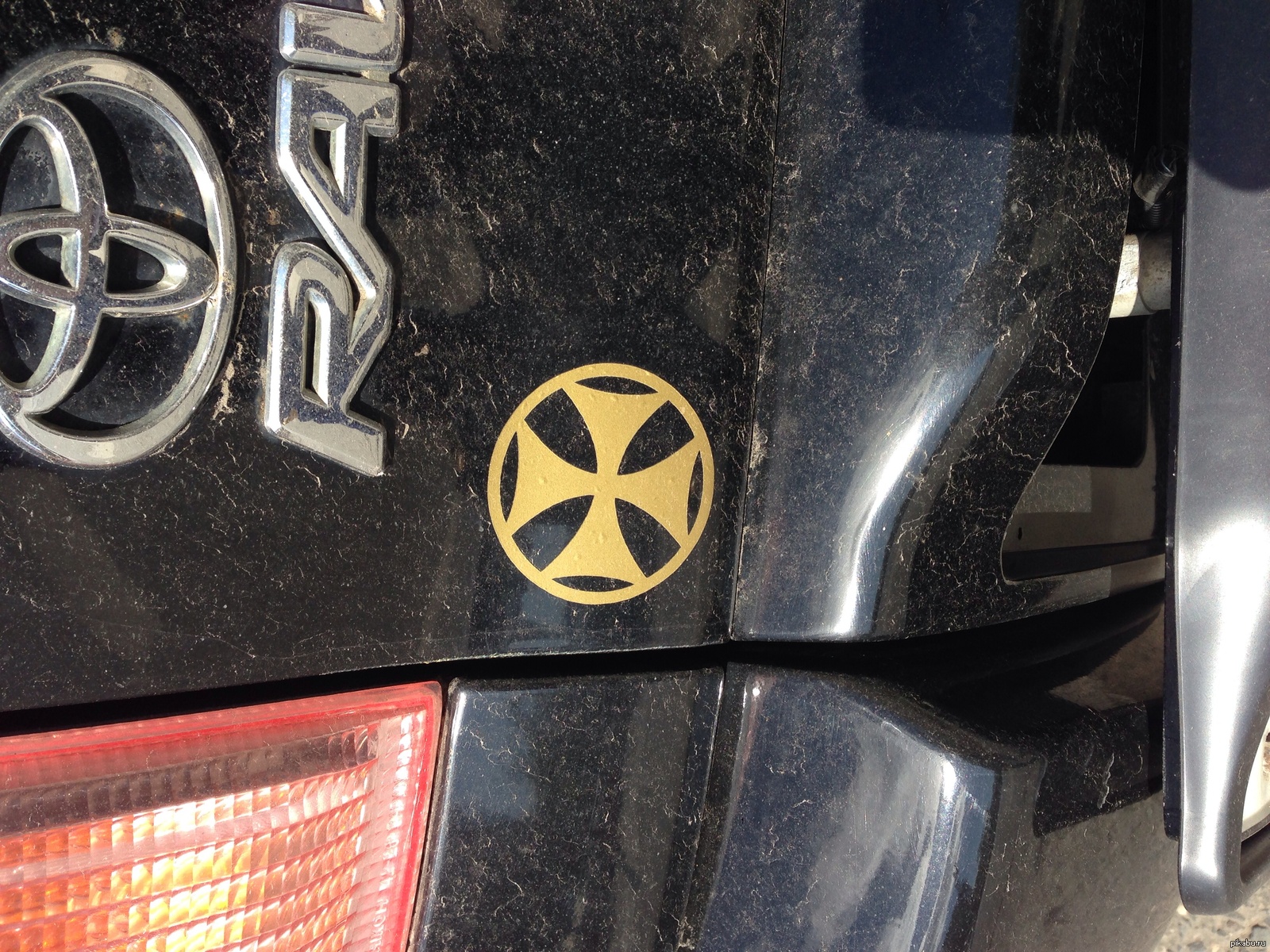 Машина знак крест. Знаки автомобилей. Знак в машину. Автомобиль эмблема крест. Автомобильный знак крест в круге.