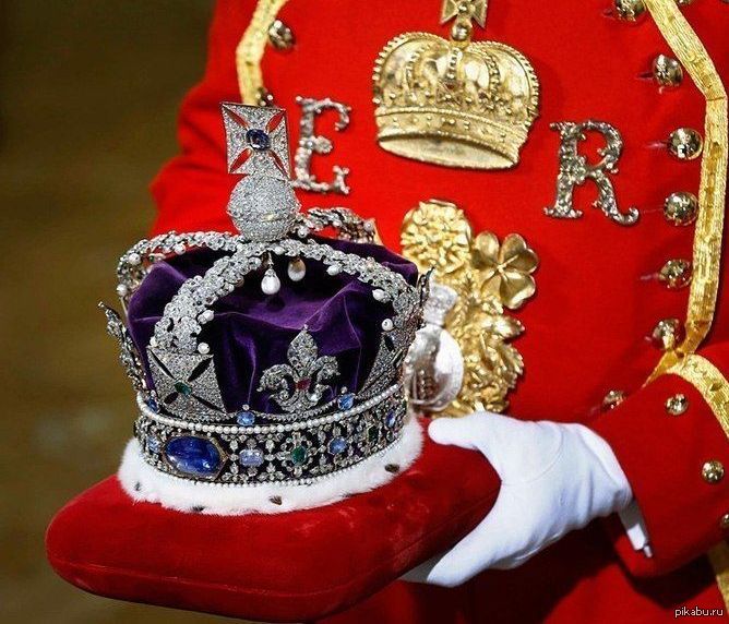 Сокровищ британии. Императорская корона великобританской империи. Королевские регалии Великобритании. Корона королевы Великобритании. Сокровищница британской короны Тауэр.