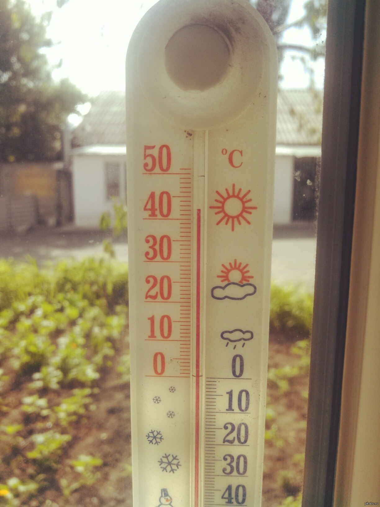 Температура на улице 0. Шатлыгин и ко термометр уличный. +40 Градусов жара на градуснике. Термометр 50 градусов. Термометр температуры на улице.