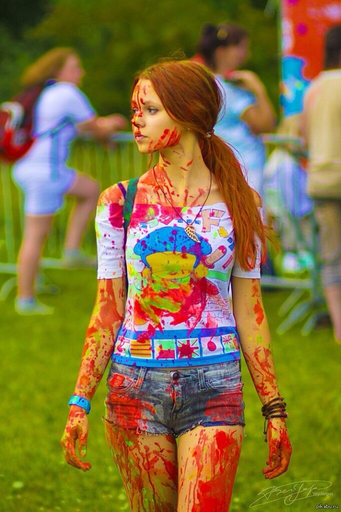 Разрисованный человек. Девушка в краске. Девушка испачкалась в краске. Фотосессия с красками. Разукрашивать девушек.