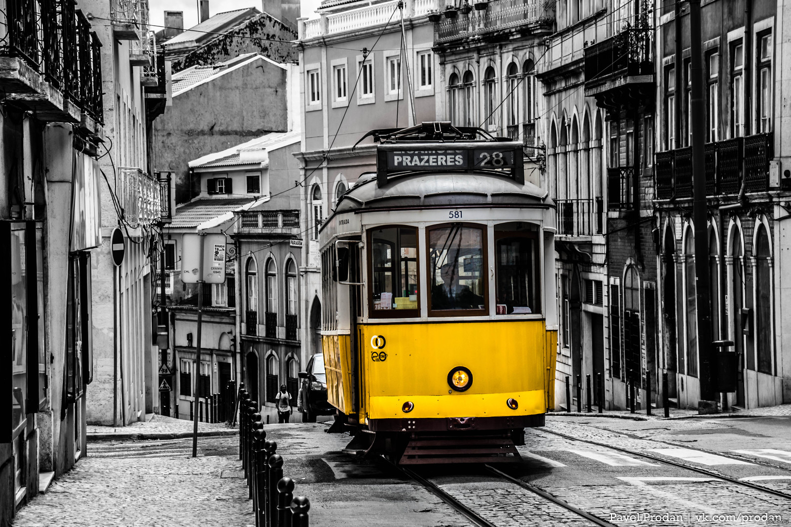 Картина черно желтая. Желтый трамвай в Лиссабоне. Португалия Лиссабон трамвайчики. Старые трамваи Лиссабона. Лиссабон трамвай 28.