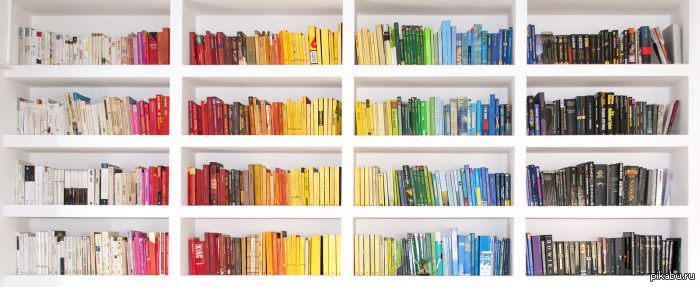 На полки расставили 48 книг по 16. Книжный шкаф с разноцветными книжками. Порядок на книжных полках. Разложить по полочкам. Перфекционист книги полка.