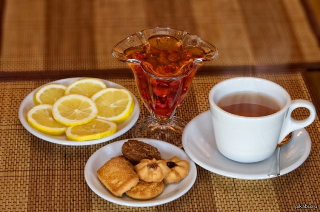 Выпил чашку чая съел сытный завтрак. Чай с лимоном. Доброе утро чай с лимоном. Чашка чая. Чай с лимоном и печеньем.