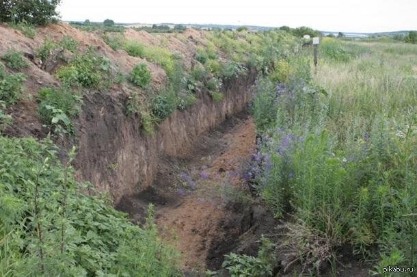 Ров много как будет. Земляной ров. Земляной ров. Крепостной ров познани. Земляной вал сооружение.