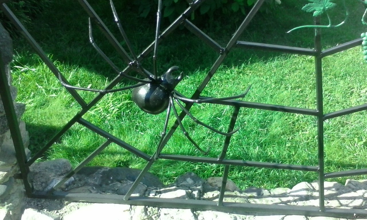 Самодельный паук. Паук из металла. Паутина из металла для сада. Паук из арматуры. Кованый паук с паутиной.