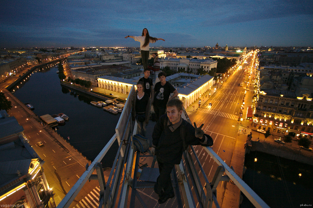 Что видна в санкт петербурге. Питерские крыши ночью. На крыше. Руфинг - прогулки по крышам..