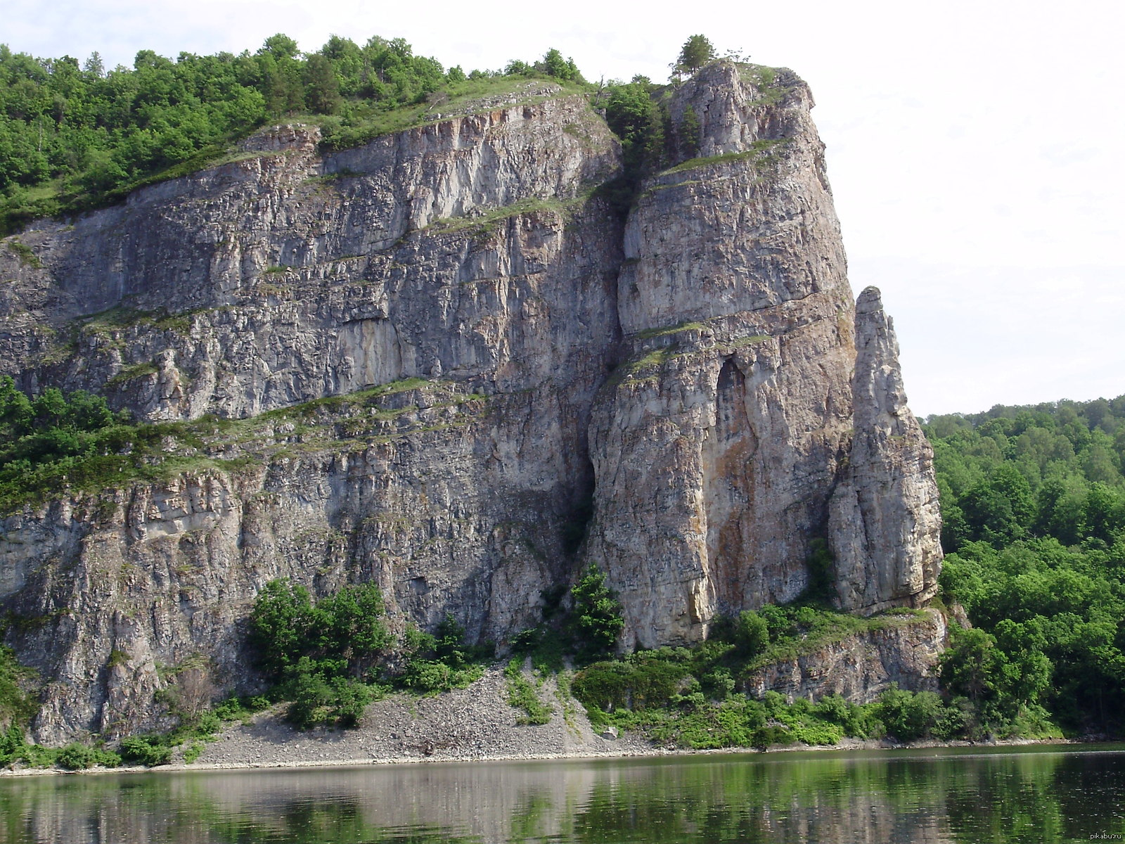 Скалы на реке белая