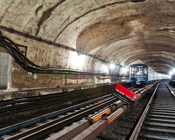 Subway metro. Метро. Подземка метро. Подземная станция. Поезд метро в тоннеле.