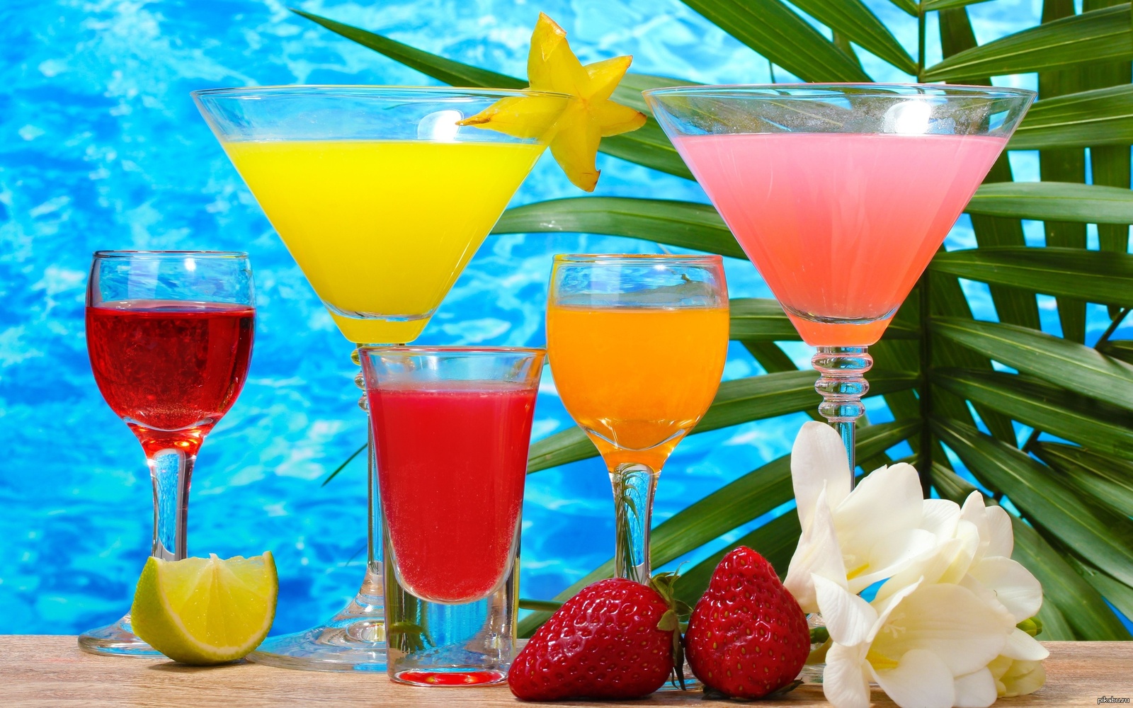 Tropical cocktail. Коктейль. Красивые коктейли. Цветные коктейли.