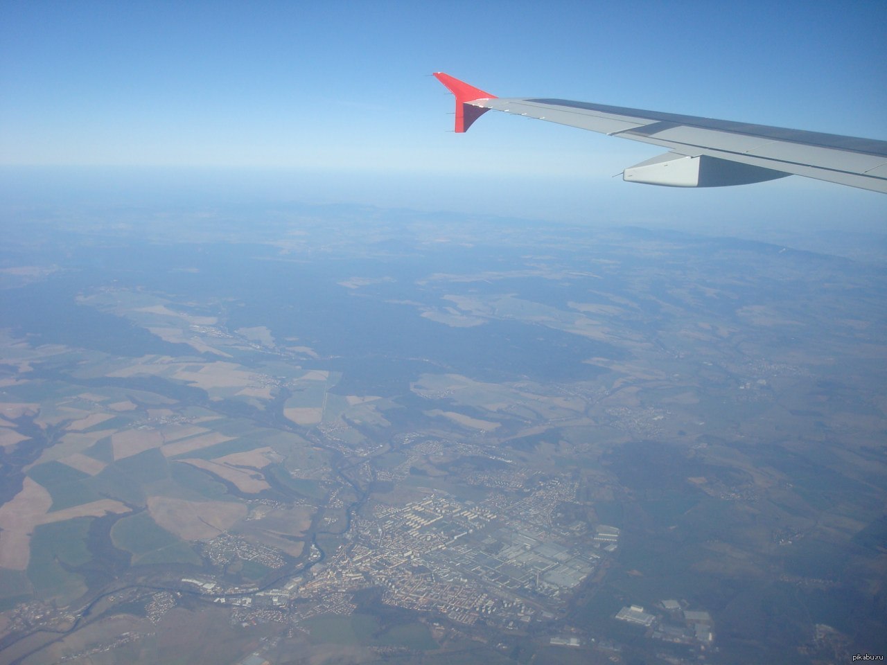 Самолет находящийся в полете преодолевает 135 метров. Вид с самолета на землю. Земля с высоты. Виды самолетов. Самолет на земле.