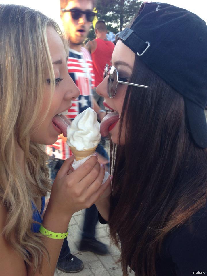 Two girls lick. Две девушки и мороженое. Девушка и мороженое. Девушка облизывает мороженое. Фотосессия с мороженым.