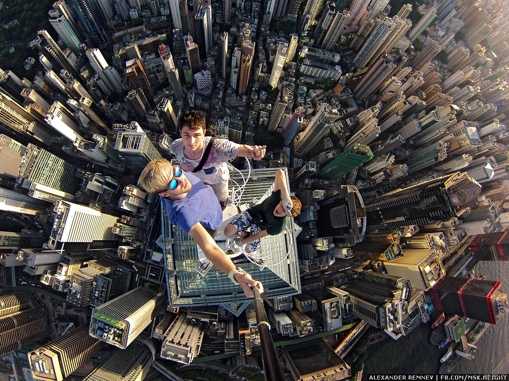 Selfie 1. Куча работы. Фон для селфи. Самые зрелищные картинки. Гонконг селфи.