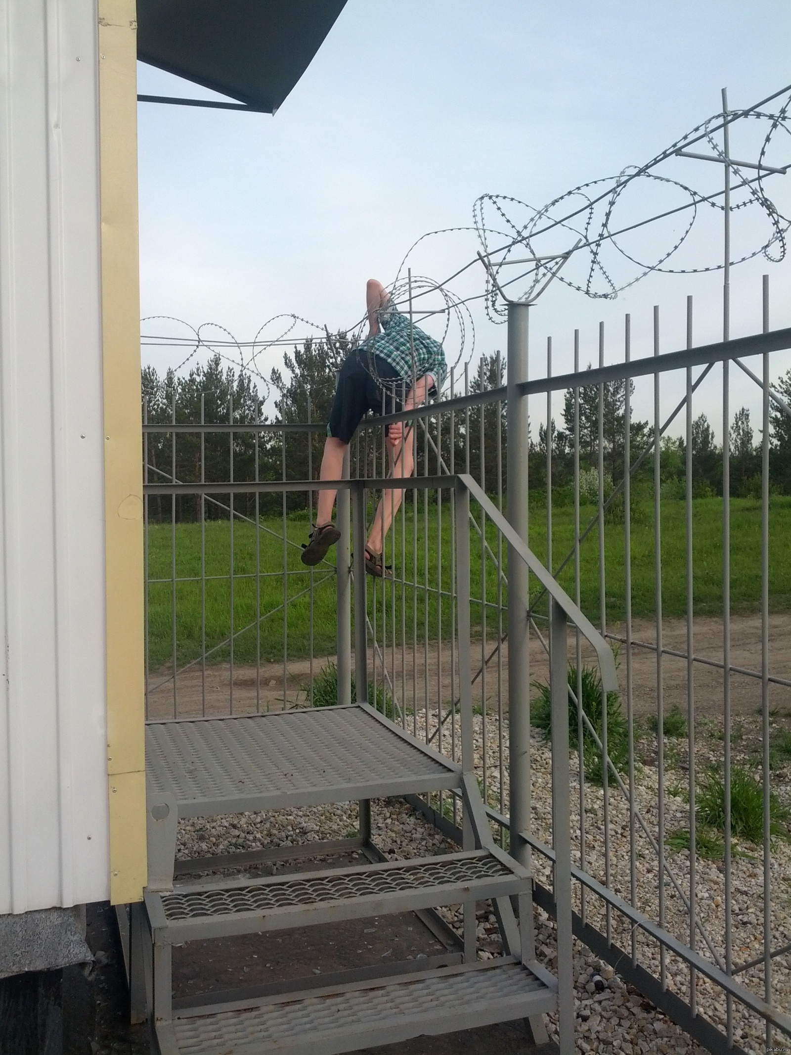 Мальчик зацепился на заборе