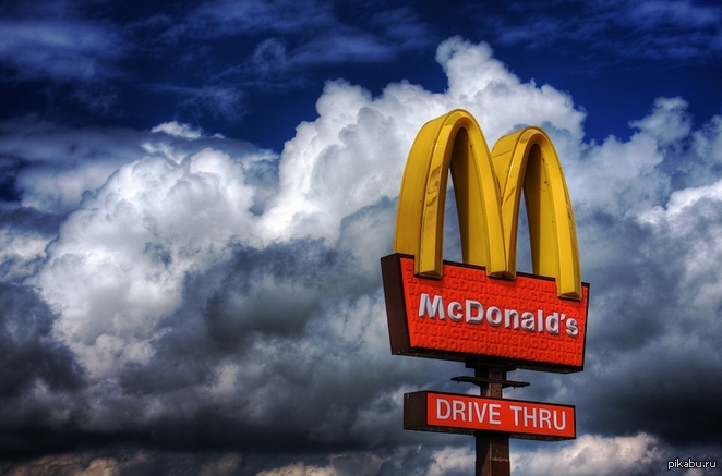 Mcdonald s. Фон макдональдс. Бэкграунд Макдоналдс. Макдональдс на трассе реклама. Самый Северный макдональдс.