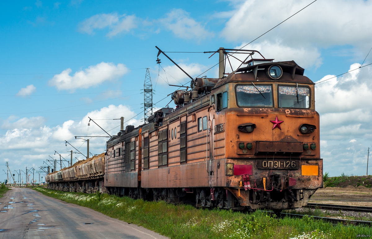 Трава зеленая, а небо голубое