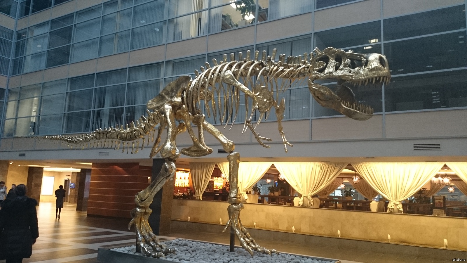 Золотой динозавр. Дубай Молл скелет динозавра. Золотой динозавр в бизнес центре. Скелет динозавра в торговом центре. Скелеты динозавров в офисном центре.