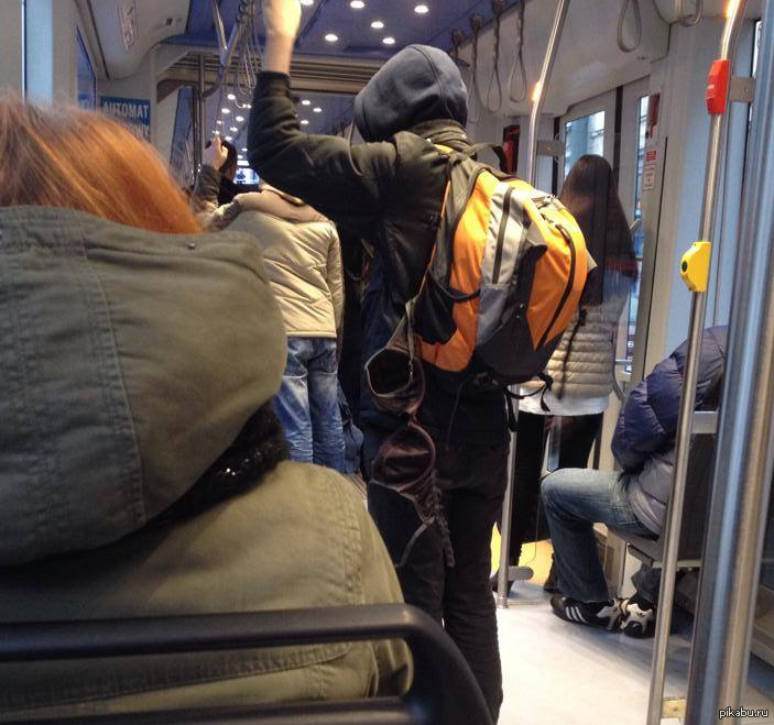 Случай в общественном транспорте. Рюкзак в общественном транспорте. Люди с рюкзаками в метро. Человек с рюкзаком в автобусе. Люди с рюкзаками в транспорте.