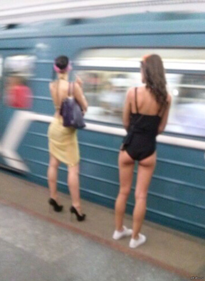 Подглядывание в метро. Девушки в метро. Девушки в юбках в метро. Девушки в метро летом. Короткие шорты в метро.
