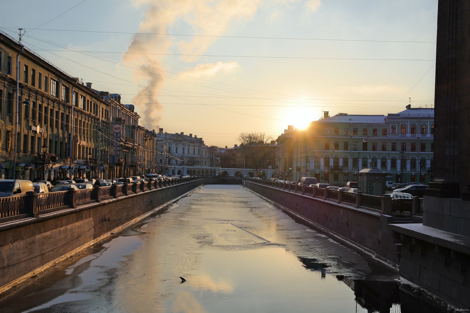 Заканчиваться питер. Солнечный Питер зимой. Солнечный весенний Петербург. Питер солнце Весна. Солнечный Питер весной.