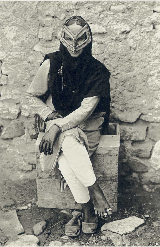 Арабская женщина в традиционной маске. Оман, 1905 г. | Пикабу