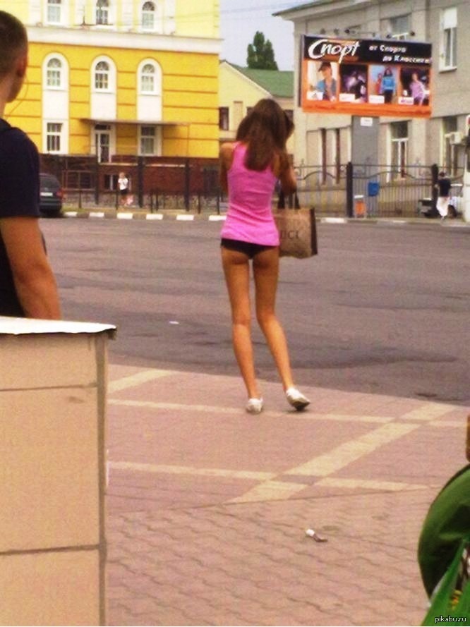 Фото без стыда. Девушка на остановке. Откровенно одетые на улице.