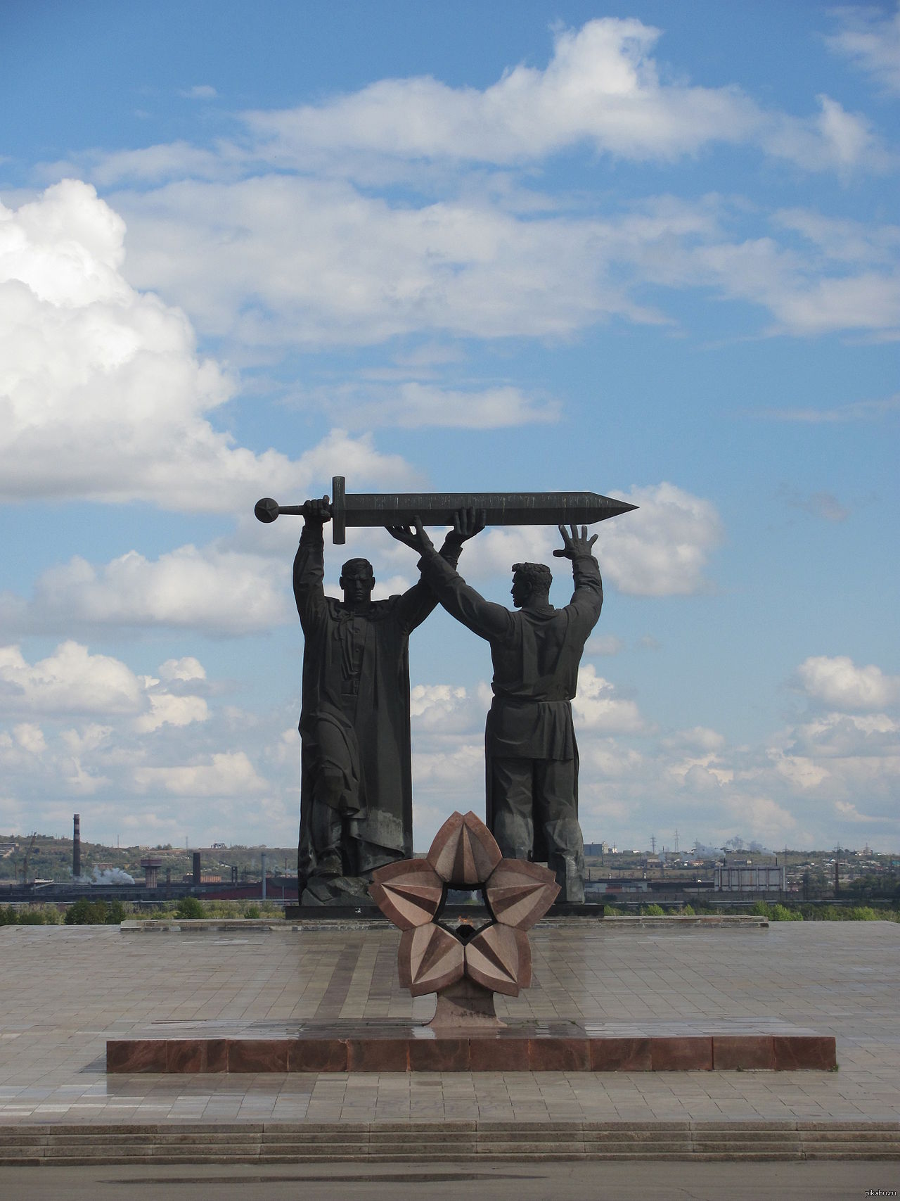 Памятники в магнитогорске. Головницкий, Белопольский «тыл – фронту» (Магнитогорск). Монумент тыл фронту в Магнитогорске. Тыл фронту памятник. Памятник «тыл — фронту» в городе Магнитогорске..