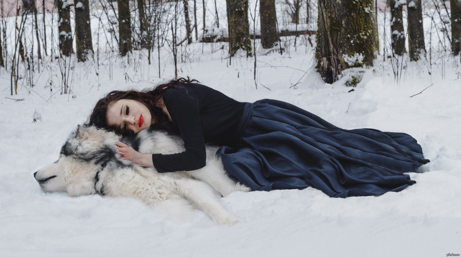 Девушка спит на снегу