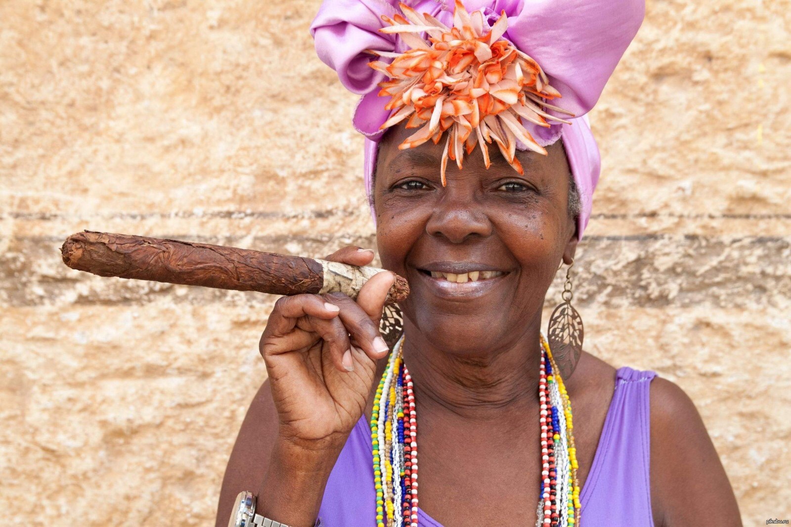 Грязная негритянка. Кубинская женщина Гавана. Женщины с сигарой в Гаване. Кубинка с сигарой. Африканка с сигарой.