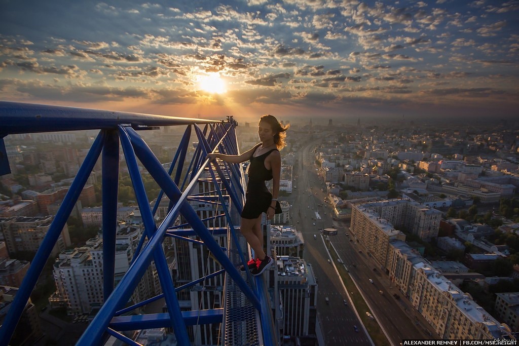 Большая высота во сне. Фотосессия на крыше. Руферы на крыше.