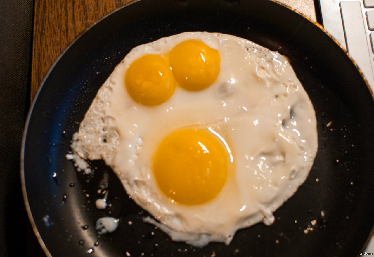 Яйцо обжаренное с двух. Яичница глазунья. Яичница на тарелке. Яичница глазунья на тарелке. Жареное яйцо на тарелке.