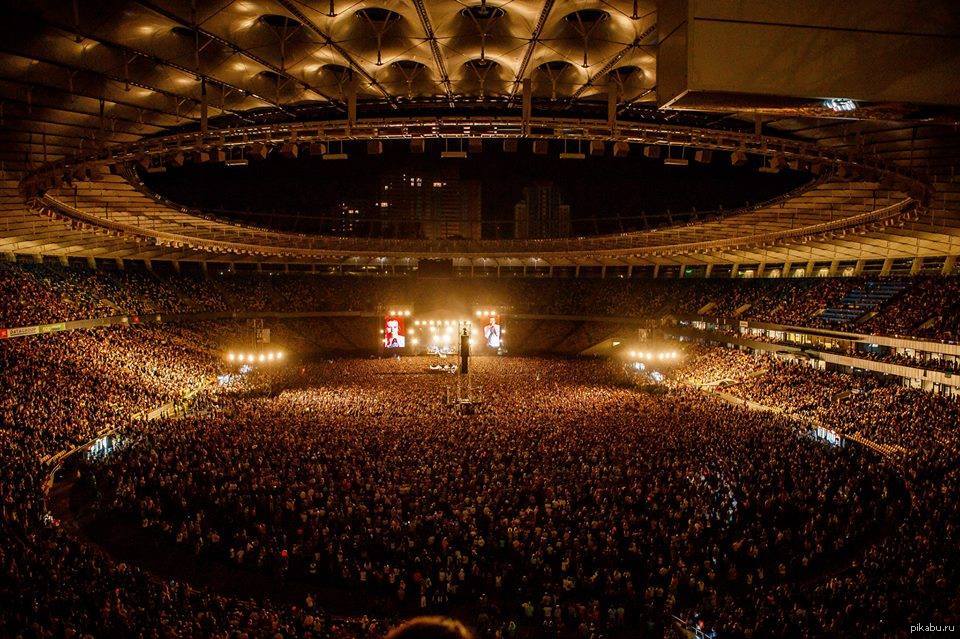Концертный зал раньше вмещал 100. Огромный концертный зал. Олимпийский полный зал. Вид со сцены. Концерт на стадионе.