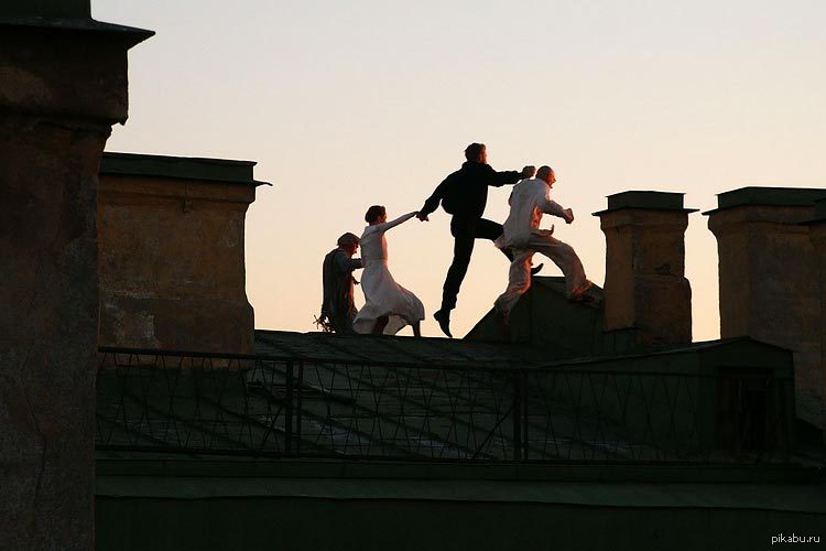 По крышам бегать голубей. Не думай про белых обезьян (2008). Не думай про белых обезьян фильм 2008 кадры. Катерина Ксеньева не думай про белых обезьян. По крышам бегать.