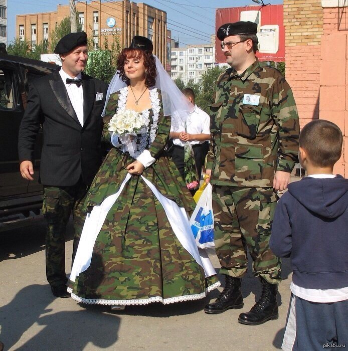 Жены в военных городках. Необычные Свадебные Наряды. Необычные костюмы на свадьбу. Свадебное платье в военном стиле. Свадьба в военном стиле.