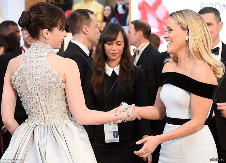 Самое 2015. Reese Witherspoon et Felicity Jones handshake.