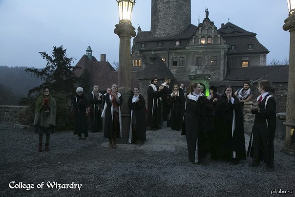 Harry potter school. Школа волшебства Гарри Поттера. Шармбатон Гарри Поттер. Гарри Поттер школа Хогвартс. Школа чародейства Гарри Поттер.