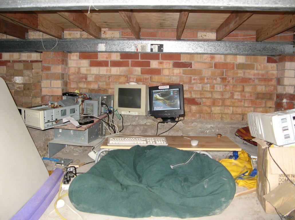Рабочий ужасный. Компьютер в подвале. Комната в подвале. Компьютерная комната. Комната с компьютером.