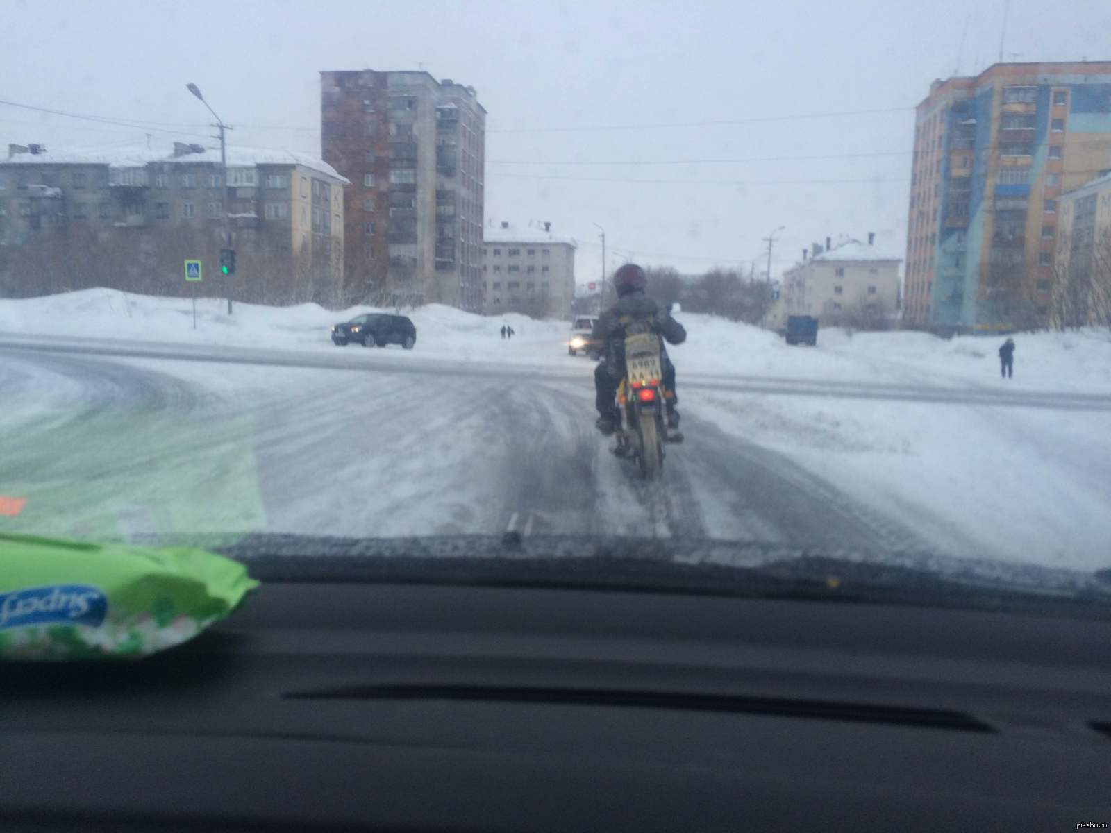 У алексея похолодело под ложечкой но он вошел в комнату бодрым шагом веселый улыбающийся